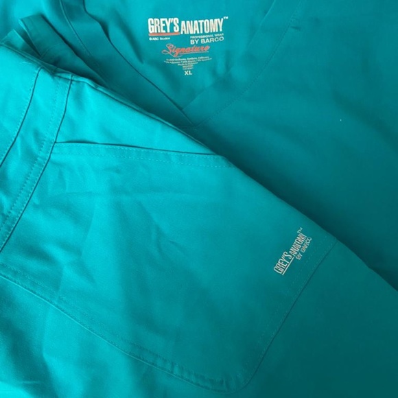 GREYS ANATOMY NEW SCRUBS - Picture 6 of 7